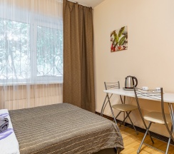 Семейный номер с двуспальной кроватью и диваном в Madison