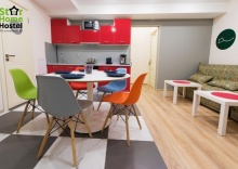 Спальное место в комнате для мужчин в Star home