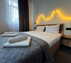 Четырехместный номер с кроватью размера "King-size" и двухъярусной кроватью в THouse