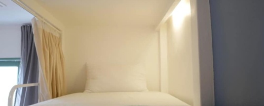Кровать в общем номере с балконом в Sleepy Owl Hostel