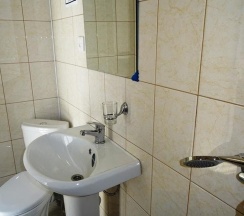 Трехместный номер с двуспальной и односпальной кроватями в Мия