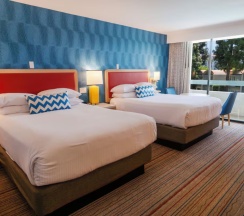Двухместный номер корпус 1 с видом на город (2 отдельные кровати) в Howard Johnson by Wyndham Anaheim Hotel and Water Playground