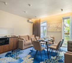 Двухкомнатные апартаменты люкс с балконом и видом на город для 6 гостей в V Hotel&Rooftop lounge