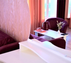 №9. Семейный номер с двуспальной кроватью, диваном и видом на Байкал в Прибой