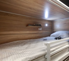 Кровать в просторном 10-и местном общем номере в Roomy Hostel