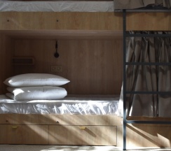 Кровать в общем номере в Aruu Hostel