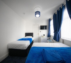 Трёхместный номер Superior в The Adonis Hotel