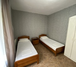 Четырехместный двухкомнатный номер на 1 этаже в Ярд