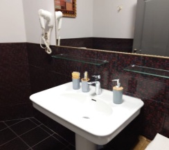 Двухкомнатная квартира с ванной,большой кроватью KING SIZE и кухонным уголком в На Невском