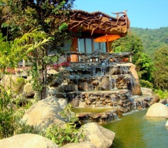 Двухместная вилла с красивым видом из окна двуспальная кровать в Bura Resort, Chiang Rai