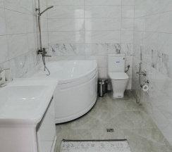 Люкс 3-х комнатный с балконом в Ахтынские бани №1