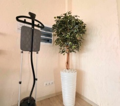 Номер эконом с двумя раздельными кроватями, окно выходит в коридор в Лабиринт