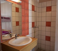 Кровать в общем номере в Bastille Hostel
