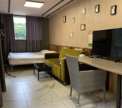 Двухместный коттедж с красивым видом из окна двуспальная кровать в Koban Spa Resort
