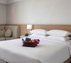 Двухместный номер Deluxe с балконом и с видом на море двуспальная кровать в Andaman Beach Hotel Phuket - Handwritten Collection