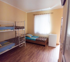 Номер эконом семейный с 1 односпальной и 1 двухъярусной кроватью в Лайнер