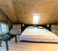 31 - Трехместный мансардный номер с боковым видом на море в Азов Инн