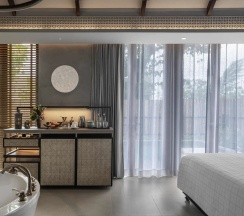 Двухместная вилла Luxury Pool Beachfront c 1 комнатой Sea view двуспальная кровать в Pullman Khao Lak Katiliya Villas
