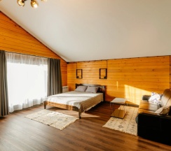 Четырёхместный коттедж Deluxe в Винни-Вилла