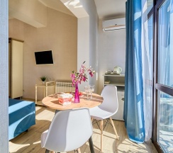 Студия Панорамная улучшенная с балконом, мини кухней и видом на город и море в Амбассадор