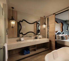 Двухместный номер Deluxe с балконом и с видом на бассейн двуспальная кровать в Avista Grande Phuket Karon - MGallery