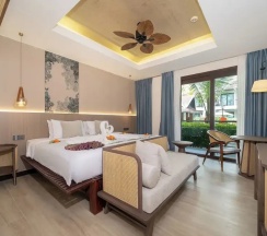 Двухместный номер Premier с балконом и с видом на бассейн двуспальная кровать в Howard Johnson by Wyndham Phuket Naiyang