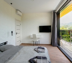 Четырёхместные апартаменты с 3 комнатами с балконом в Валентина