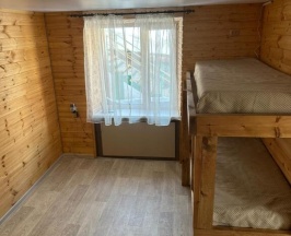 Кровать в общем номере с красивым видом из окна в РумОтель