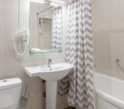 БИЗНЕС с одной большой кроватью в Cronwell Ника Center