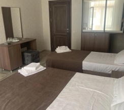 Люкс Luxury с 2 комнатами с балконом и с красивым видом из окна в Артика