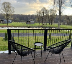 Дом у озера с одной спальней, террасой с панорамным видом на озеро и мангальной зоной в Бунин ручей