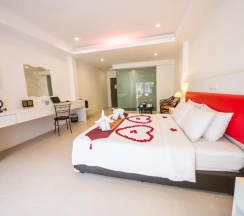 Двухместный люкс c 1 комнатой (двуспальная кровать) в Armoni Patong Beach Hotel