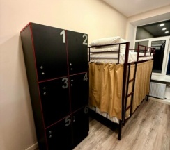 Кровать в мужском шестиместном номере в Берег