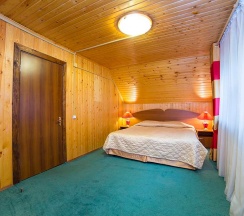 Коттедж восьмиместный с видом на озеро в Покровское