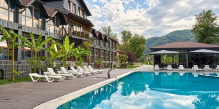 Каменномостский: Отель Белла