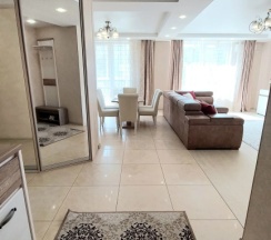 Апартаменты с балконом и с красивым видом из окна в Апартаменты в центре с тремя спальнями на Червякова 55 рядом с парком Победы