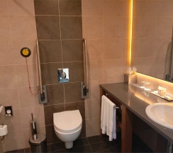 НОМЕР ДЛЯ ЛЮДЕЙ С ОГРАНИЧЕННЫМИ ВОЗМОЖНОСТЯМИ С БОЛЬШОЙ КРОВАТЬЮ (KING SIZE) в Doubletree by Hilton Tyumen