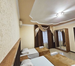 Улучшенный трехместный номер с балконом в Guest house city center