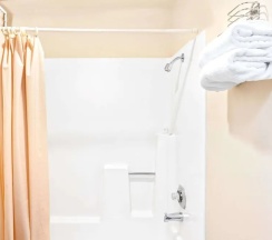 Четырёхместный номер Standard в Vantage Point Inn Woodland Hills