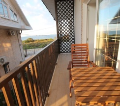 205 - Трехместный номер с балконом и боковым видом на море в Азов Инн