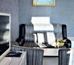 №3. Семейный номер с двуспальной кроватью, диваном и видом на Байкал в Прибой