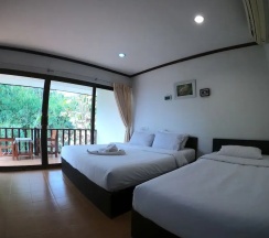 Трёхместный номер Superior с балконом в Green Hill Resort