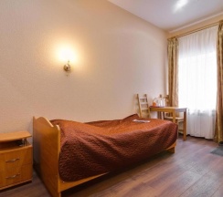 Бюджетный трехместный номер с собственной ванной комнатой в Аллан