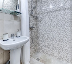 Двухместная комната с 2 односпальными кроватями и собственной ванной комнатой в МК Распутина