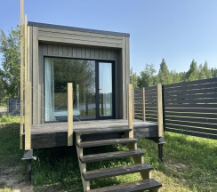 Двухместный Дом с террасой На берегу реки возле пирса с видом на реку двуспальная кровать в Semvoda