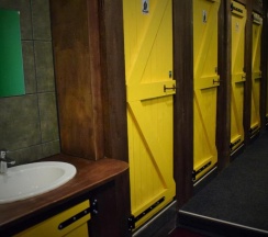 Кровать в общем номере (женский номер) в Naughty Squirrel Backpackers Hostel