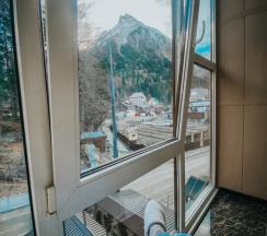 Двухместный номер Superior с видом на горы двуспальная кровать в Bostan