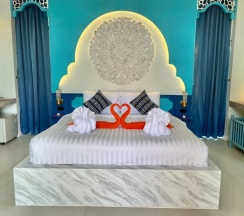 Двухместный номер Standard с видом на бассейн двуспальная кровать в The Kiri Villas Resort
