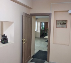 Кровать в общем номере с красивым видом из окна в Best xostel