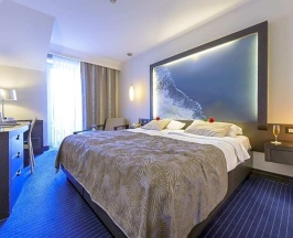 Двухместный номер Classic с балконом и с видом на сад двуспальная кровать в Hotel Lapad